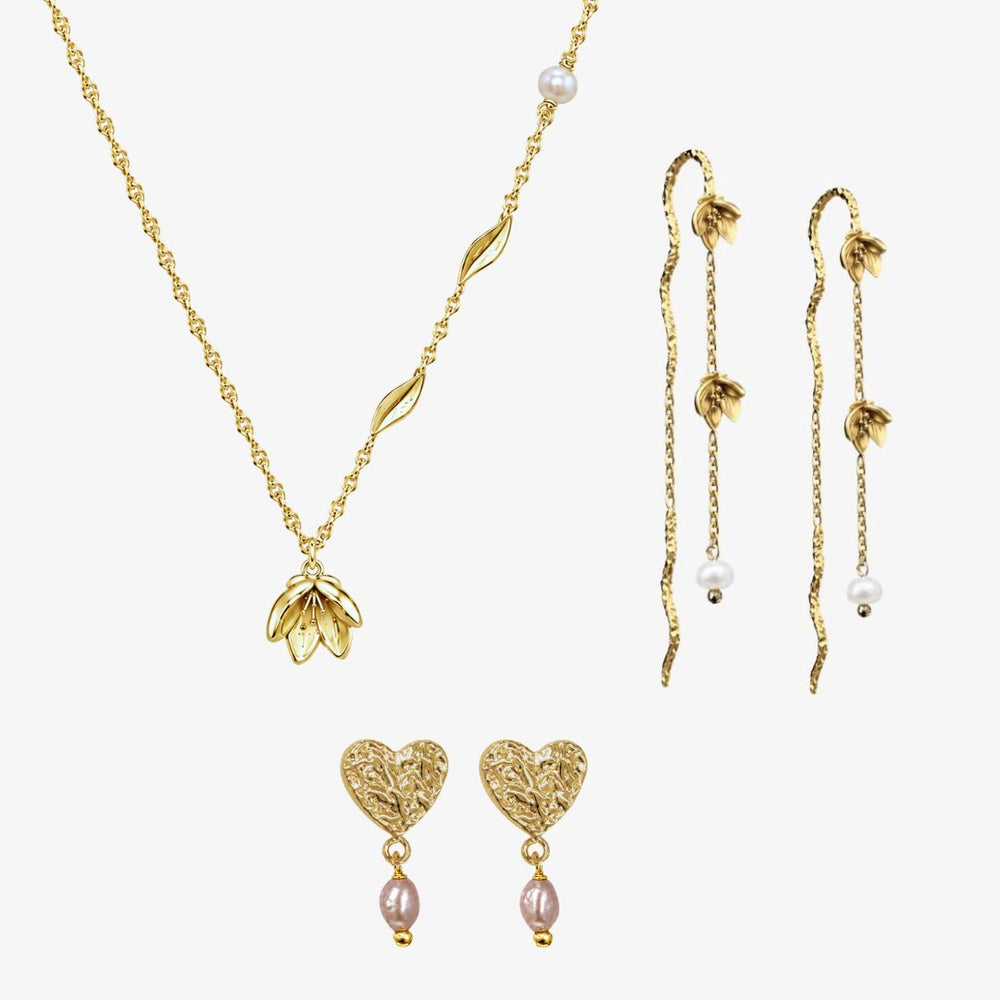 Golden Lily Set fra Seloa – feminint smykkesæt med liljeinspireret design, vandfaste og slidstærke smykker til hverdagsbrug.