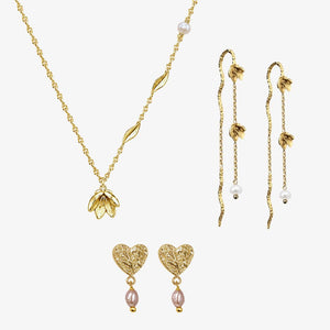 Golden Lily Set fra Seloa – feminint smykkesæt med liljeinspireret design, vandfaste og slidstærke smykker til hverdagsbrug.