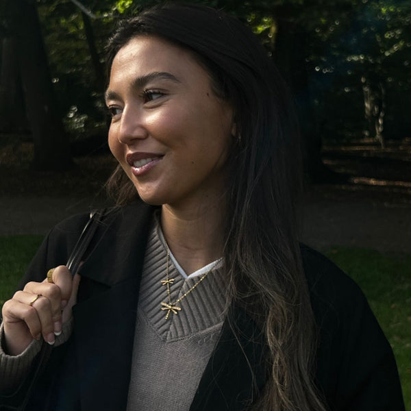 Feminin halskæde i 18K guldbelagt rustfrit stål med stilrent design.
