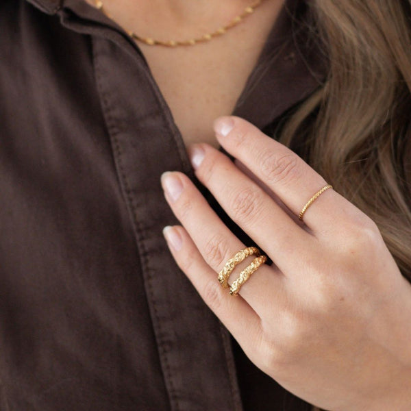 Dobbelt Chunky Ring stylet med andre guldbelagte ringe.