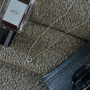 Feminin Krystal Hjerte Halskæde med sølvfarvet finish og funklende detaljer.