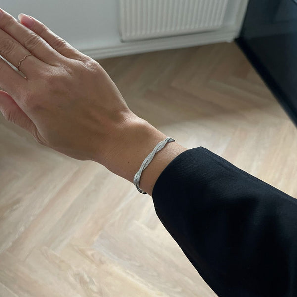 Fladt Twist Slange Armbånd med elegant sølvfarvet finish.