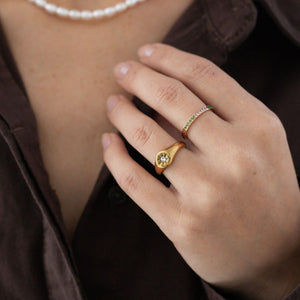 Detalje af Color Ring med farverige sten.
