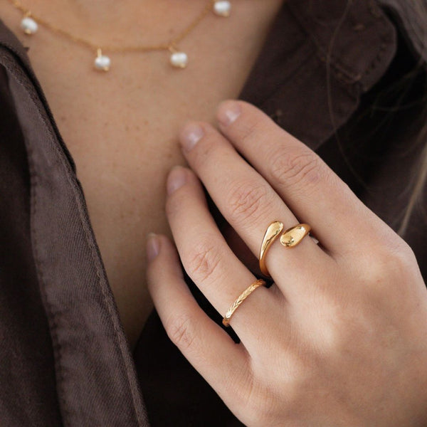 Detalje af Embrace Ring med organisk design.