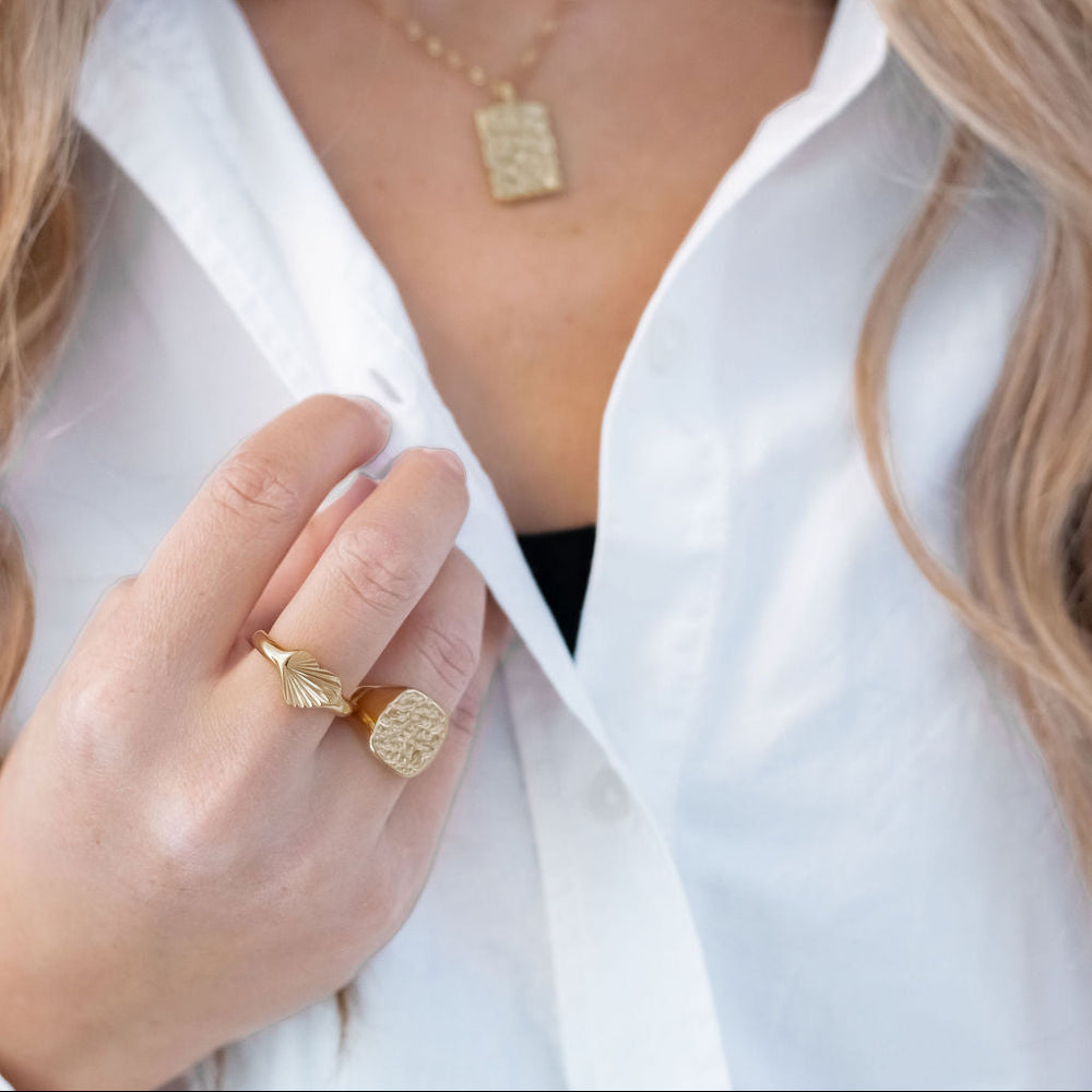 Hamret Ring i 18K guldbelagt rustfrit stål.