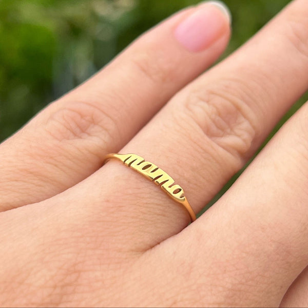 Detalje af Mama Ring med MAMA-design.