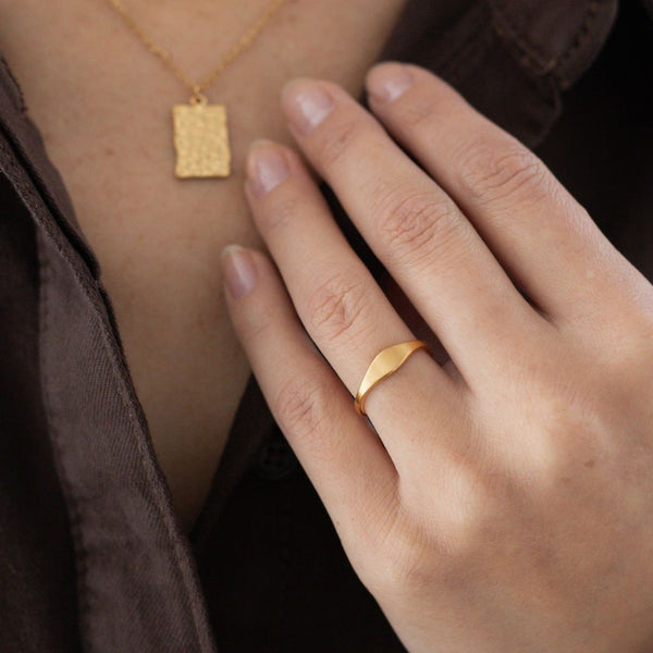 Detalje af Oval Ring med ovalt design.