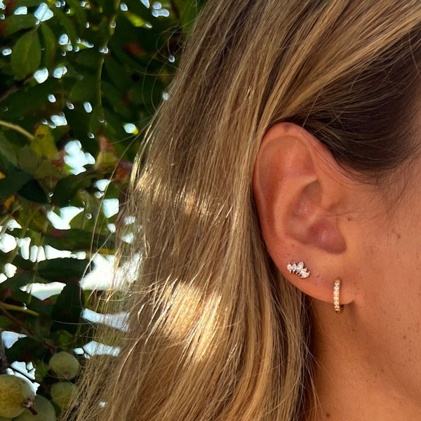 Detalje af Krystal Stud Øreringe med funklende krystaller.