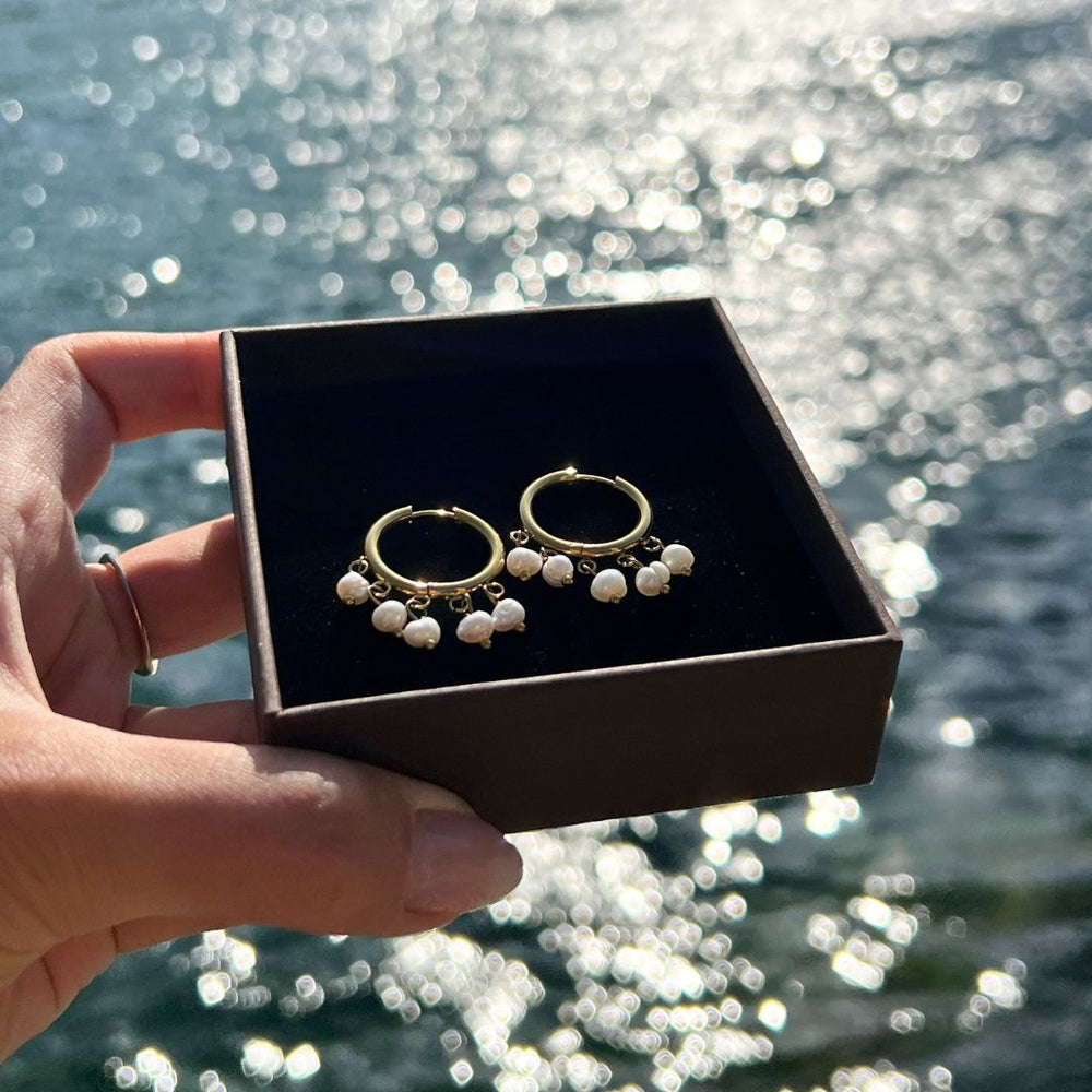Perle Hoops Øreringe i 18K guldbelagt rustfrit stål med ferskvandsperler.