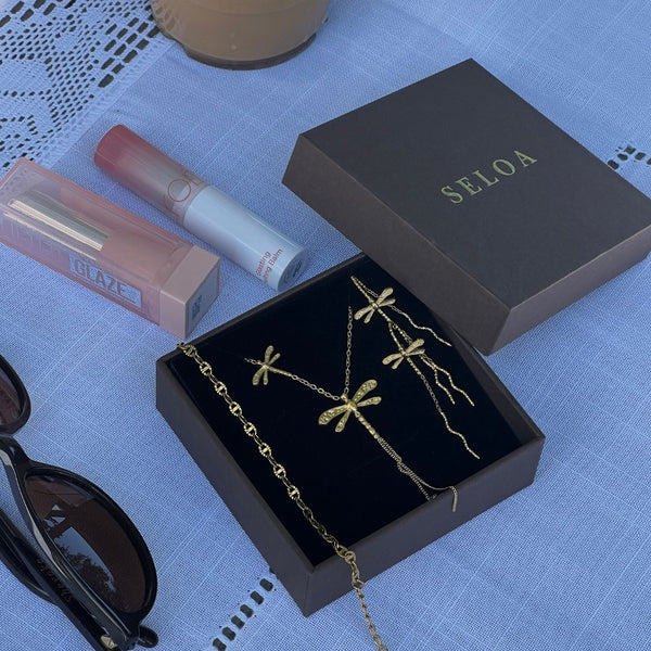 Guldsmed Essentials smykkesæt i 18K guldbelagt rustfrit stål fra Seloa jewellery.