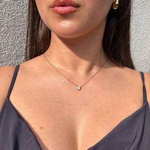 Close-up af Krystal Halskæde med elegant krystalvedhæng.