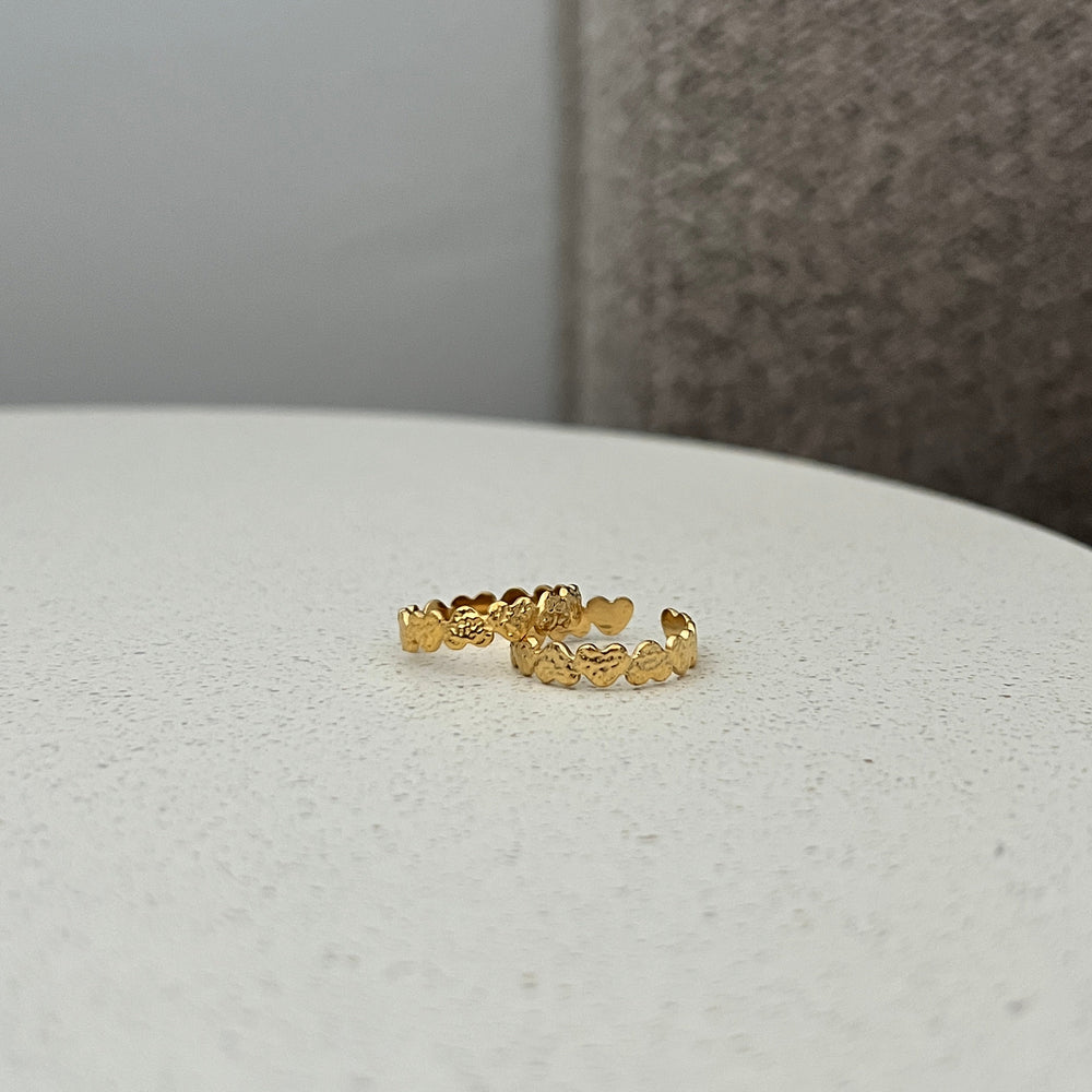 Detalje af Hamret Hjerte Ring med hamret hjerte.