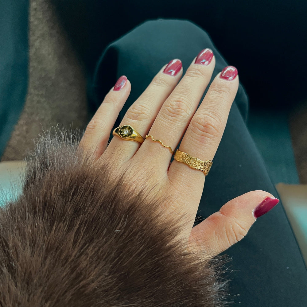 Irregular Ring i 18K guldbelagt rustfrit stål.