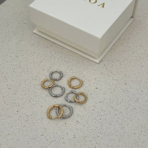 Basic Creoler med tidløst design i 18K guldbelagt rustfrit stål.