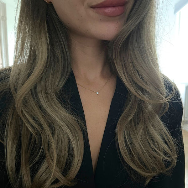 Elegant krystal halskæde i 18K guldbelagt rustfrit stål.