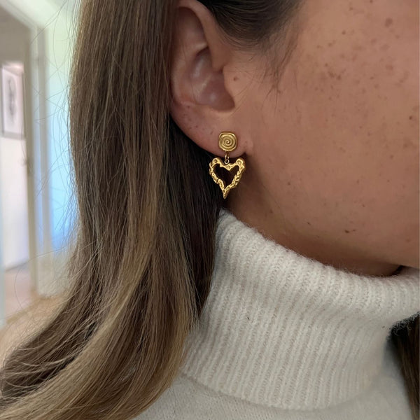 Elegante Melted Hjerte Øreringe med 18K guldbelagt finish.