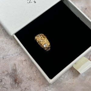 Close-up af Cosmo Ring i 18K guldbelagt rustfrit stål.
