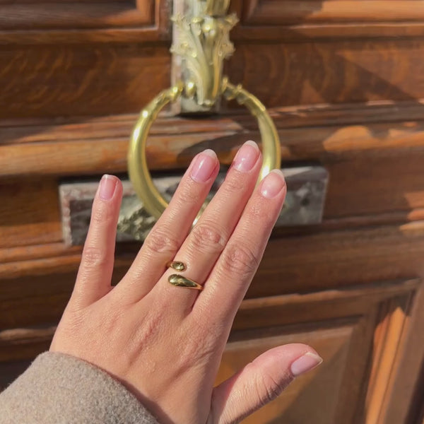 Embrace Ring i 18K guldbelagt rustfrit stål vist fra flere vinkler.