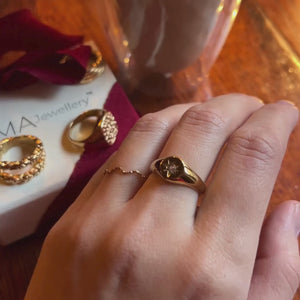 Star Rund Ring i 18K guldbelagt rustfrit stål vist fra flere vinkler.