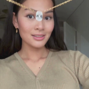 Elegant Krystal Halskæde i 18K guldbelagt rustfrit stål med funklende sten.