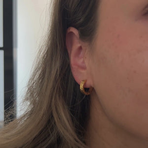 Model iført Brede Creoler i 18K guldbelagt rustfrit stål.