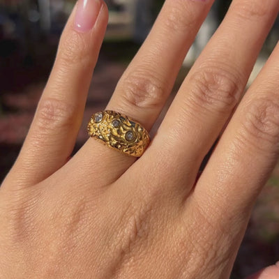 Cosmo Ring i 18K guldbelagt rustfrit stål vist fra flere vinkler.