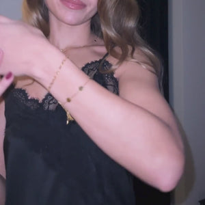 Model bærer Scattered Flower Armbånd i 18K guldbelagt rustfrit stål.