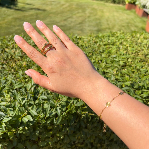Model bærer Scattered Flower Armbånd i 18K guldbelagt rustfrit stål.