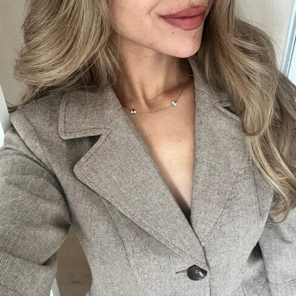 Scattered Flower Halskæde i sølvfarvet rustfrit stål.