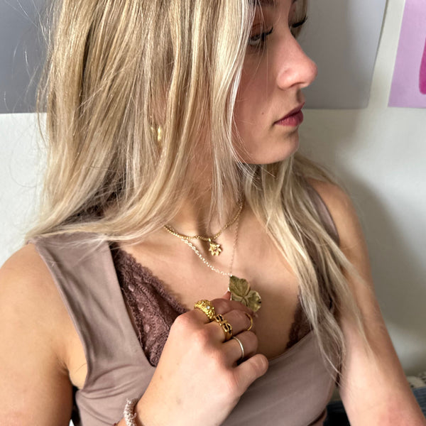 Detalje af SIS Signet Ring med graveret SIS-motiv.