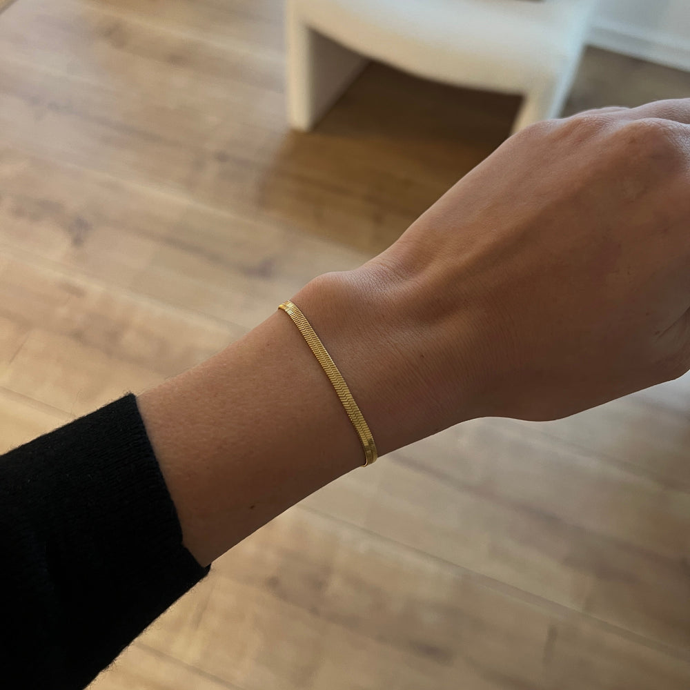 Slangearmbånd i 18K guldbelagt rustfrit stål.
