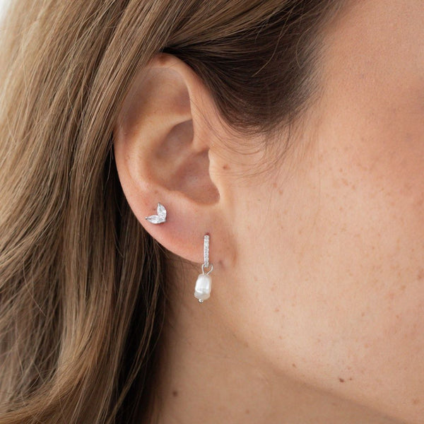 Detalje af Mini Krystal Stud Øreringe med funklende krystaller.