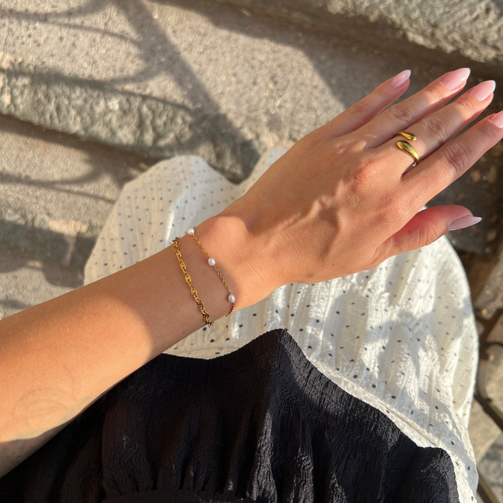 Perle Dot Armbånd i 18K guldbelagt rustfrit stål.