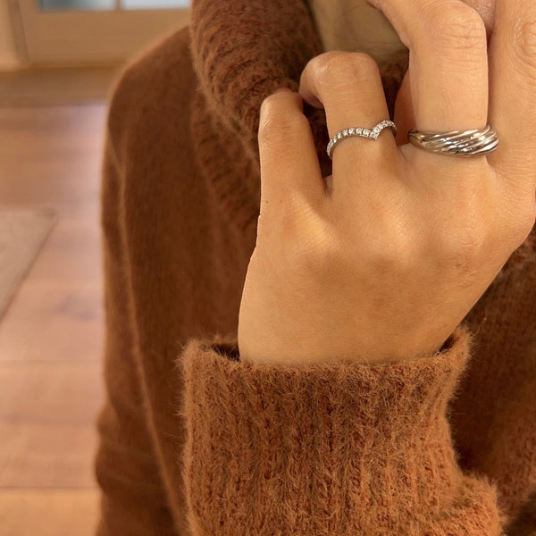 Detalje af V Ring med V-formet design.