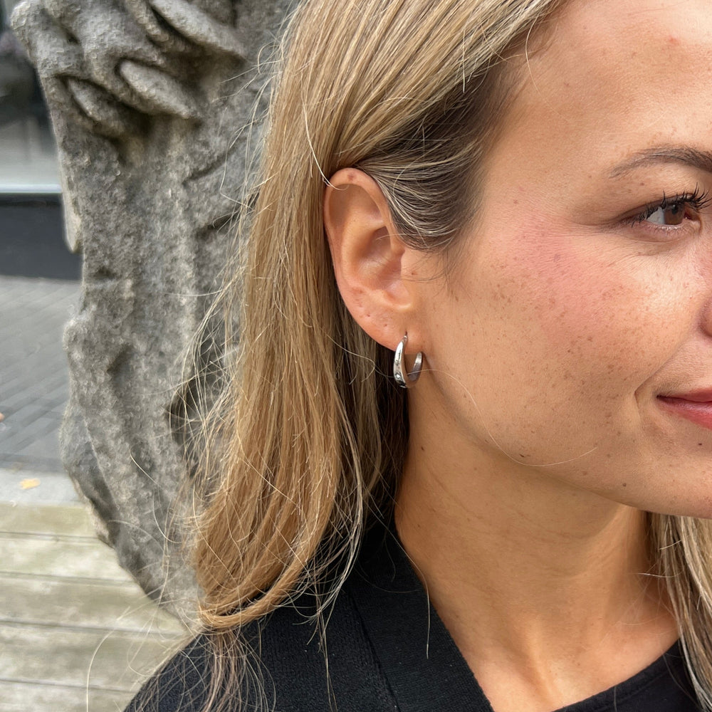 Star Øreringe i sølvfarvet rustfrit stål.