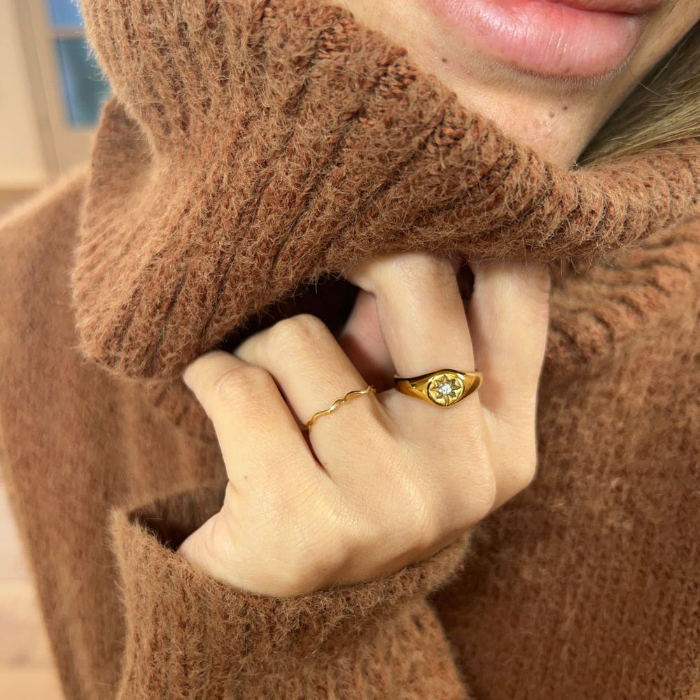 Wavy Fine Ring i 18K guldbelagt rustfrit stål.