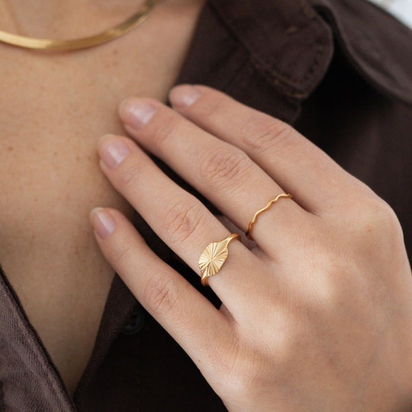 Model bærer Wavy Fine Ring i 18K guldbelagt rustfrit stål.